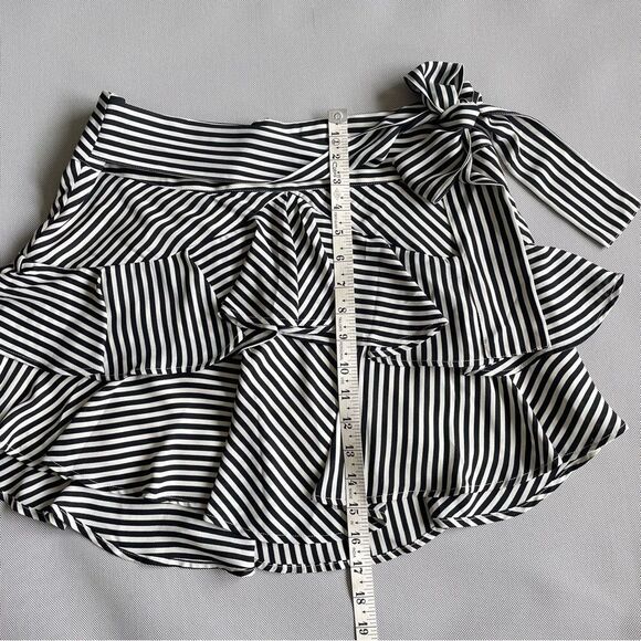 EXPRESS Striped Ruffled Mini Skirt Women’s Size 10 - Picture 2 of 7